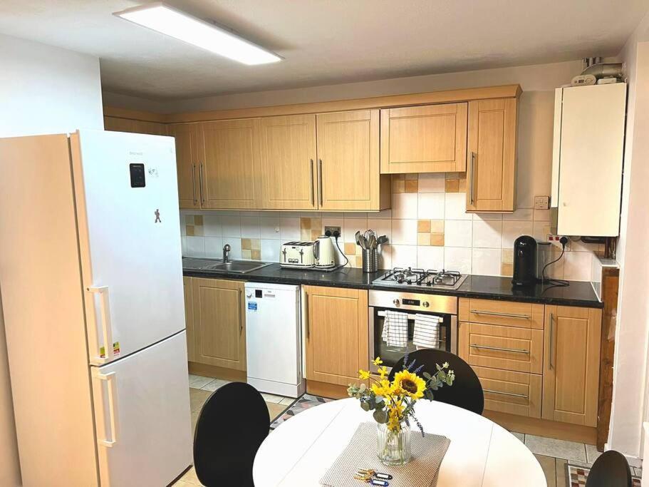 Appartamento Aisiki At Tottenham Hale, 4 Bedroom & 2 Bathroom Pet-friendly Duplex Flat, King Or Twin Beds With Free Wi-fi & Parking *