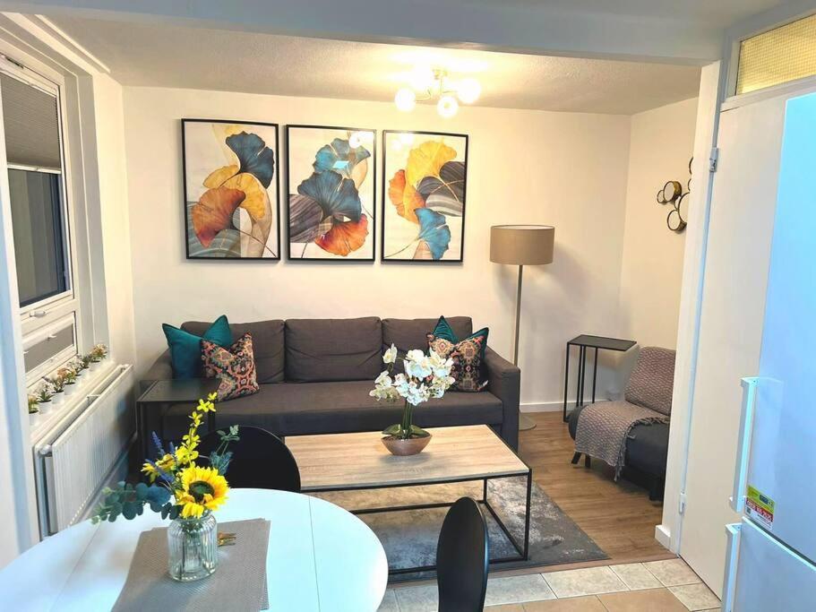 Aisiki At Tottenham Hale, 4 Bedroom & 2 Bathroom Pet-friendly Duplex Flat, King Or Twin Beds With Free Wi-fi & Parking * Londra