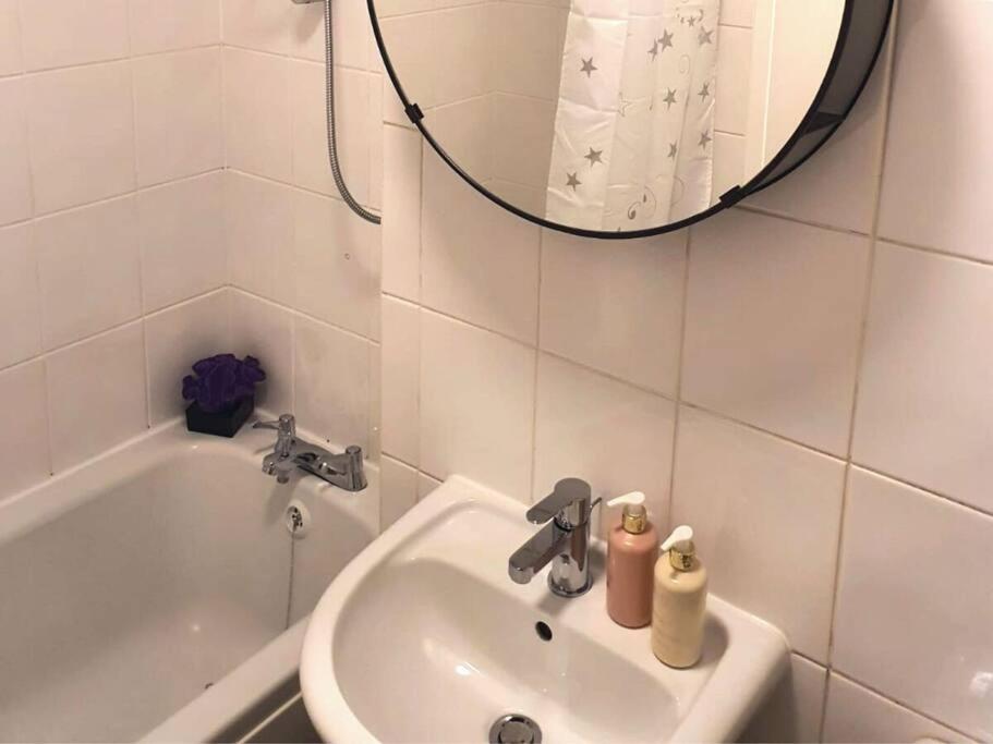 Appartamento Aisiki At Tottenham Hale, 4 Bedroom & 2 Bathroom Pet-friendly Duplex Flat, King Or Twin Beds With Free Wi-fi & Parking *
